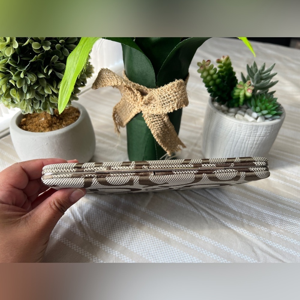 🌸4/$25 Gold/Tan “G” snap wallet/clutch - Picture 6 of 10
